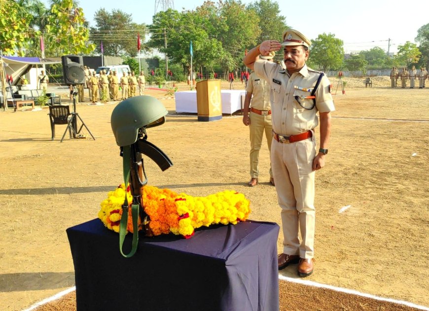 शस्त्र और शीश झुका शहीदों को किया नमन 