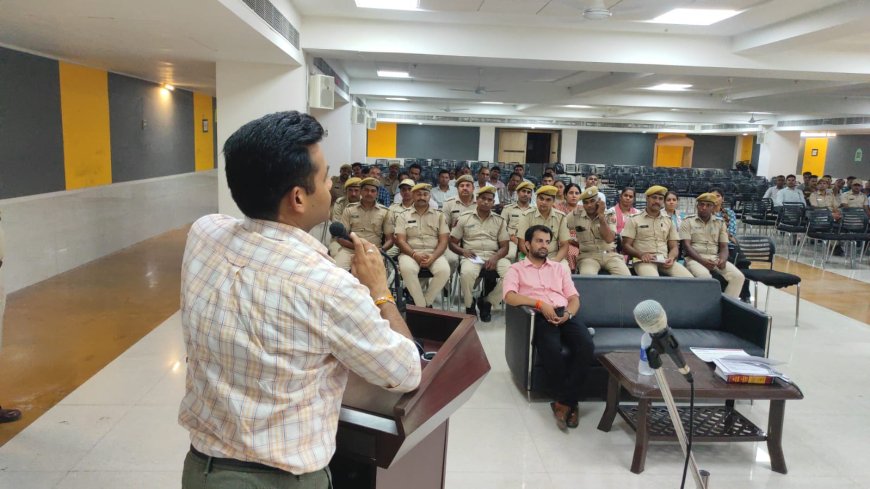 पुलिस कर्मियों को फरियादियों के प्रति अधिक संवेदनशील होने की आवश्यकता- जिला कलेक्टर 